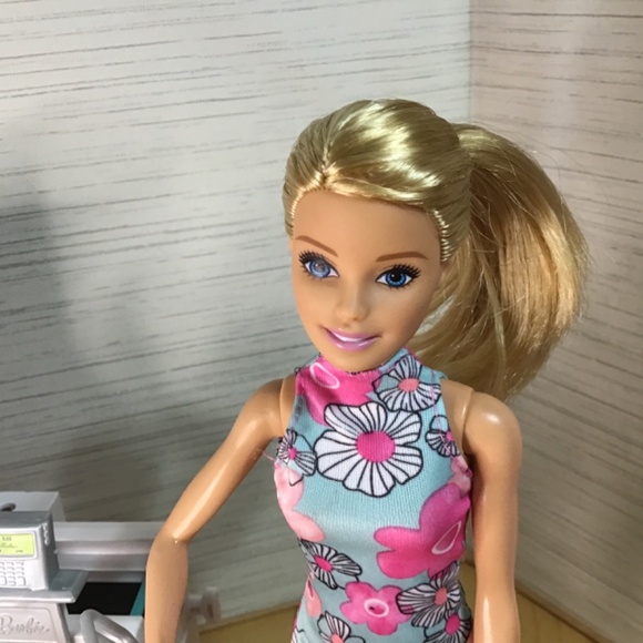 Barbie Doll and Grocery Playset - Picture 2 of 10